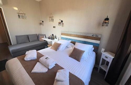 Saint-Valery-sur-Somme Hotel | Logis Hôtel- Restaurant Le Relais Guillaume de Normandy-PARKING GRATUIT-VUE BAIE TERRASSE-CALME-BORNES ELECTRIQUE-LOCAL VELOS SÉCURISÉ