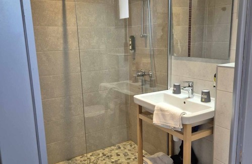 Chateauneuf-du-Rhone Hotel | Logis Hôtel Le Mistral - Restaurant - Montélimar sud