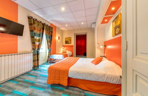 Bourgoin-Jallieu Hotel | Logis Hôtel la Commanderie de Champarey