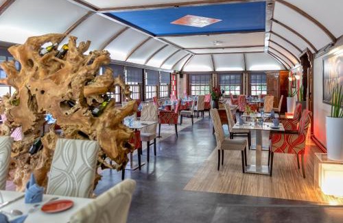 Bourgoin-Jallieu Hotel | Logis Hôtel La Commanderie de Champarey