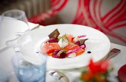 Bourgoin-Jallieu Hotel | Logis Hôtel La Commanderie de Champarey