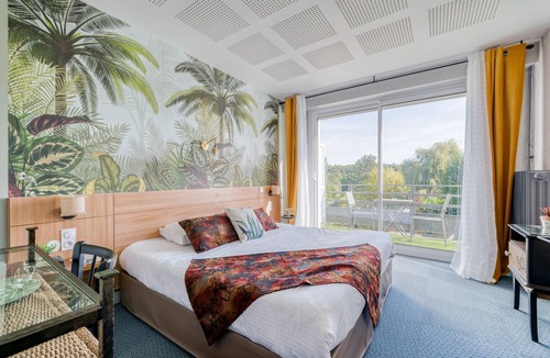 Mereville Hotel | Logis Hôtel la Maison Carrée