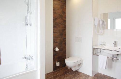Rolleboise Hotel | Logis Hôtel La Ruche