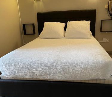 Roquemaure Hotel | Logis Hôtel Le Clement V