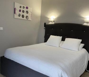 Roquemaure Hotel | Logis Hôtel Le Clement V