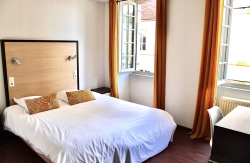 Navarrenx Hotel | Logis Hôtel Le Commerce