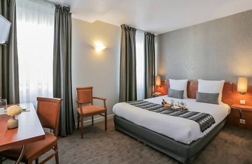 Vernantes Hotel | Logis Hôtel Le Pélican & son restaurant