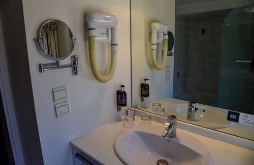 Vernantes Hotel | Logis Hôtel Le Pélican & son restaurant