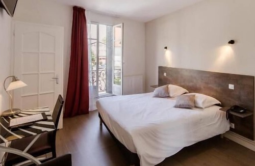 Senlis Hotel | Logis Hôtel - Le Petit Bellon