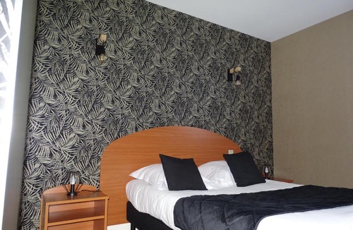 Bressuire Hotel | LOGIS Hôtel LES 3 MARCHANDS