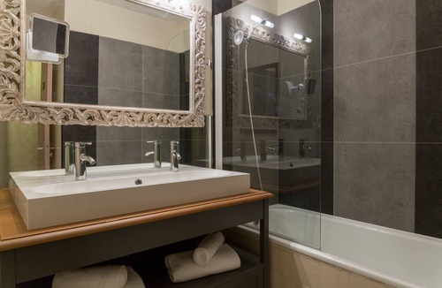 Rochemaure Hotel | Logis Hôtel Médiéval, Montélimar Nord