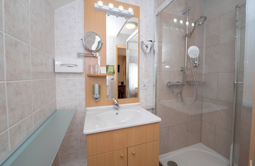 Celles-sur-Plaine Hotel | Logis Hôtel & Restaurant des Lacs