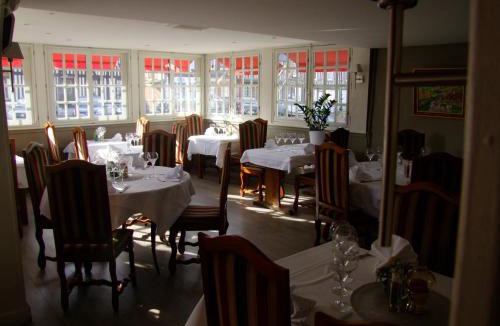 Crevecoeur-en-Auge Hotel | Logis hôtel restaurant Auberge Du Cheval Blanc