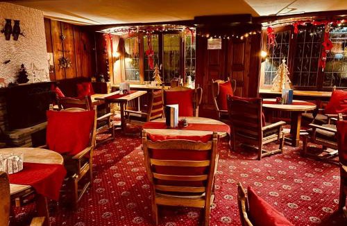 La Petite-Pierre Hotel | Logis Hôtel-Restaurant Aux Trois Roses