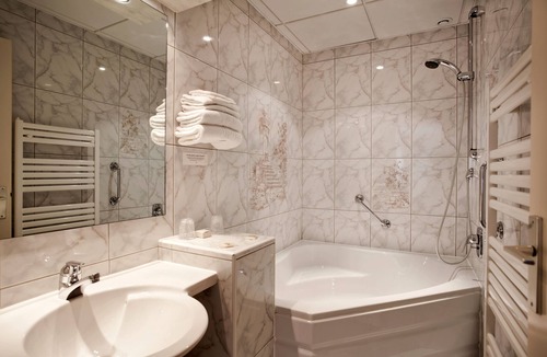 Montigny-le-Roi Hotel | Logis Hôtel & Restaurant Arcombelle