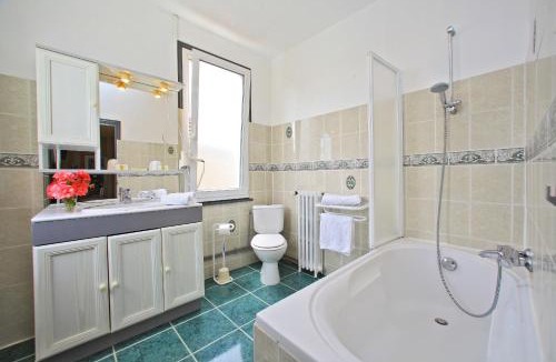 La Coquille Hotel | Logis Hôtel-Restaurant Les Voyageurs