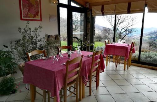 Saint-Pons Hotel | Logis Hôtel-restaurant La Mère Biquette