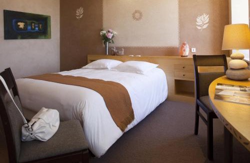 Rieupeyroux Hotel | Logis Hôtel-Restaurant Le Commerce