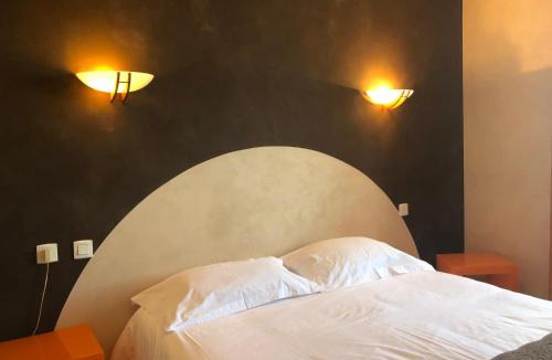 Rieupeyroux Hotel | Logis Hôtel-Restaurant Le Commerce