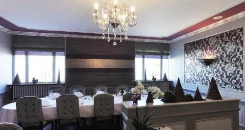 Mayenne Hotel | Logis Hôtel-Restaurant La Croix Couverte