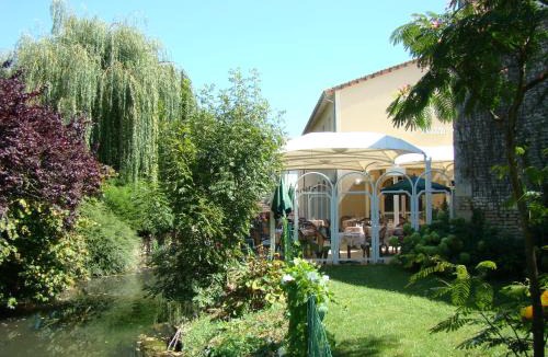 Vouille Hotel | Logis Hôtel & Restaurant Le Cheval Blanc et Clovis