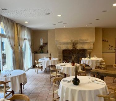 Vouille Hotel | Logis Hôtel & Restaurant Le Cheval Blanc et Clovis