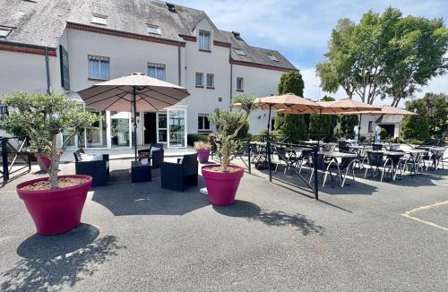 Saint-Pere-sur-Loire Hotel | Logis Hôtel Sully le Château