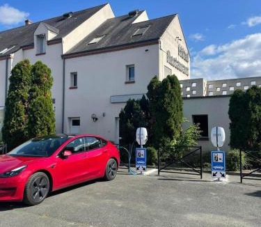 Saint-Pere-sur-Loire Hotel | Logis Hôtel Sully le Château