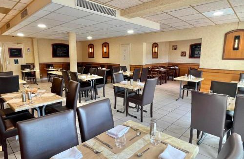 Saint-Pere-sur-Loire Hotel | Logis Hôtel Sully le Château