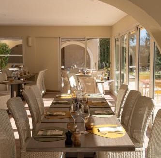 Le Thoronet Hotel | Logis Hostellerie De L'Abbaye