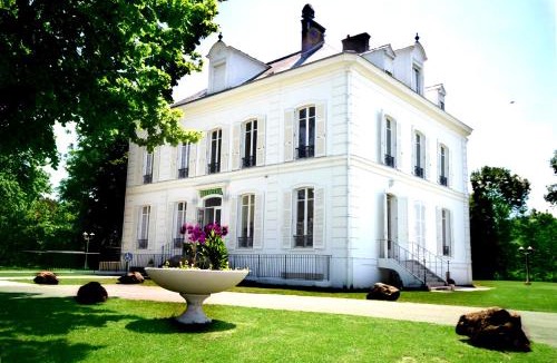 Nangis Hotel | Logis - Hostellerie Le Chatel Nangis