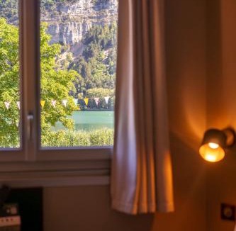 Nantua Hotel | Logis Hotel L'Embarcadère