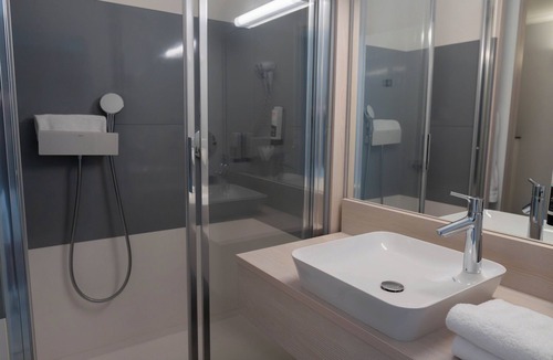 Nantua Hotel | Logis Hotel L'Embarcadère