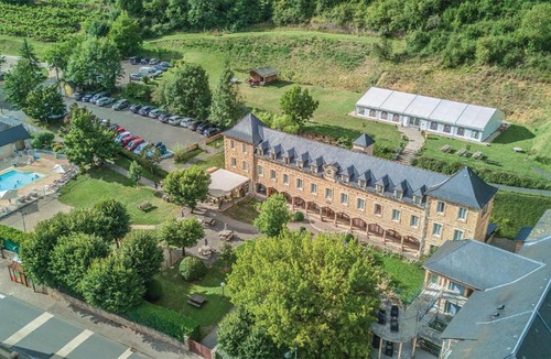 Salles-la-Source Hotel | LOGIS HOTEL L'HÔTEL DES BAINS - Salles-la-Source