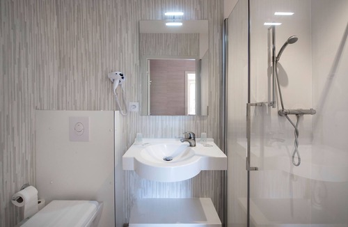 Salles-la-Source Hotel | LOGIS HOTEL - L'HÔTEL DES BAINS