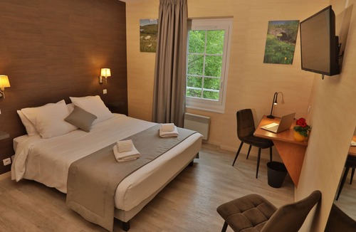 Salles-la-Source Hotel | LOGIS HOTEL - L'HÔTEL DES BAINS