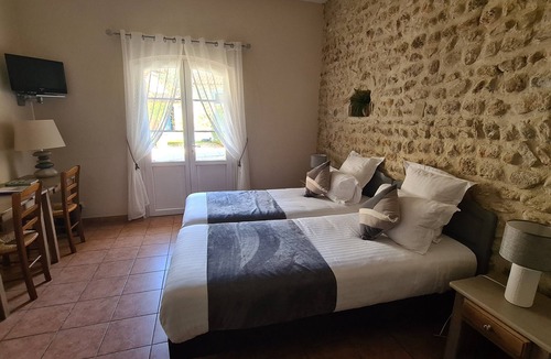 Suze-la-Rousse Hotel | Logis Hotel La Bastide St Bach