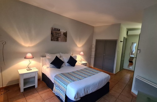 Suze-la-Rousse Hotel | Logis Hotel La Bastide St Bach