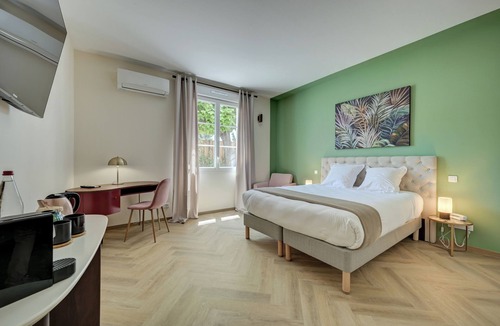 Monteux Hotel | Logis Hotel Le Blason de Provence