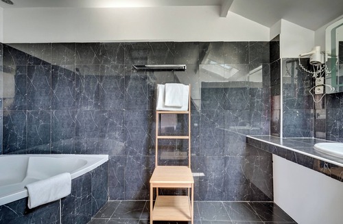 Monteux Hotel | Logis Hotel Le Blason de Provence