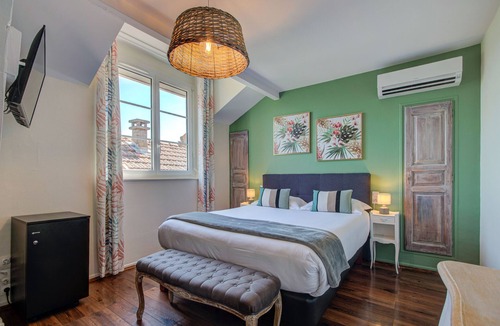 Monteux Hotel | Logis Hotel Le Blason de Provence