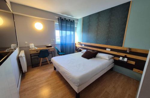 Saint Dezery Hotel | Logis Hotel Les Gravades Ussel