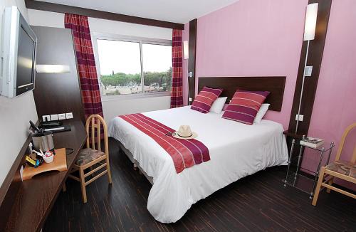 Costieres Hotel | Logis Hotel NIMOTEL