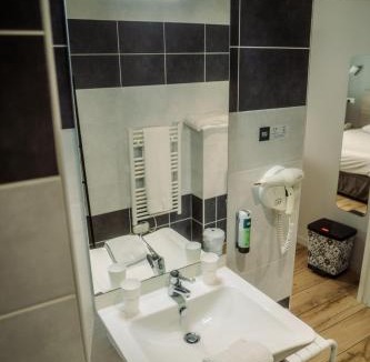 Aunay-sur-Odon Hotel | LOGIS -Hotel & Restaurant de la Place