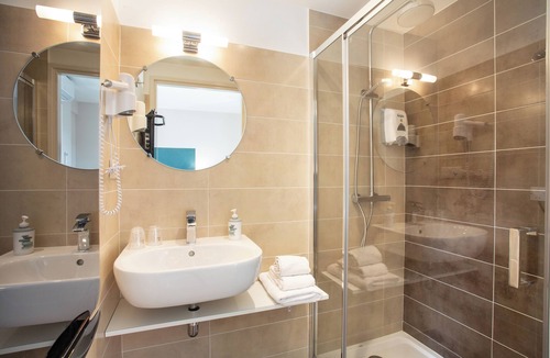 Saint-Cirgue Hotel | Logis Hotel Restaurant Du Pont