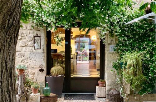 Fontvieille Hotel | Logis Hotel Restaurant Hostellerie de la Tour