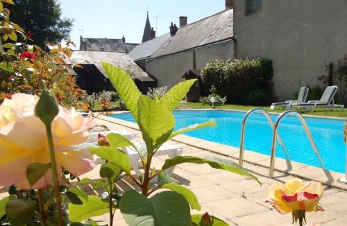 Blere Hotel | Logis Hotel Restaurant Le Cheval Blanc