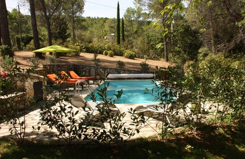 Le Puy-Sainte-Reparade House | Logis in the middle of the pines