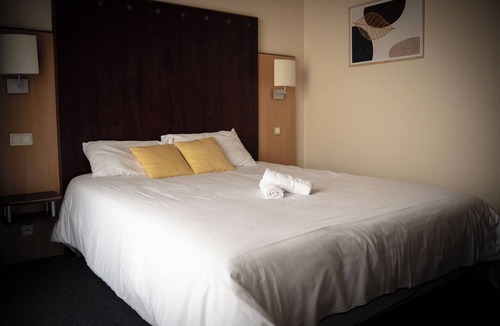 Vouille Hotel | Logis Le Cheval Blanc et Clovis