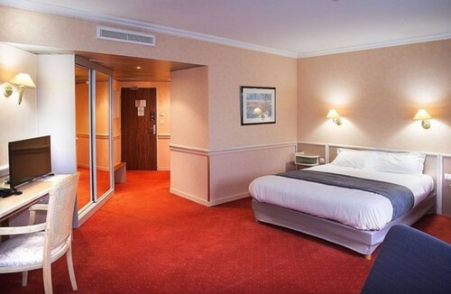 Saint-Maurice-de-Beynost Hotel | Logis Lyon Est